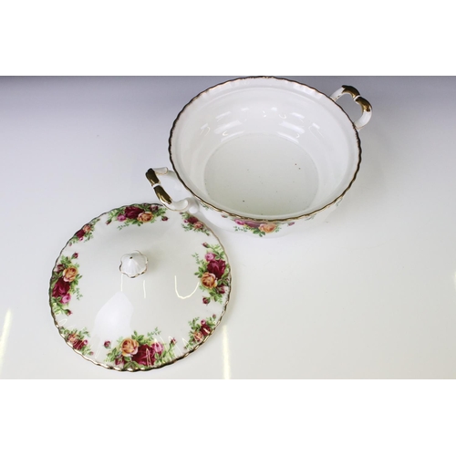 139 - Royal Albert ' Old Country Roses ' pattern dinnerware to include a serving platter, 6 dinner plates,... 