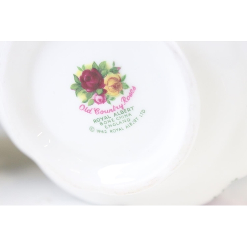 139 - Royal Albert ' Old Country Roses ' pattern dinnerware to include a serving platter, 6 dinner plates,... 