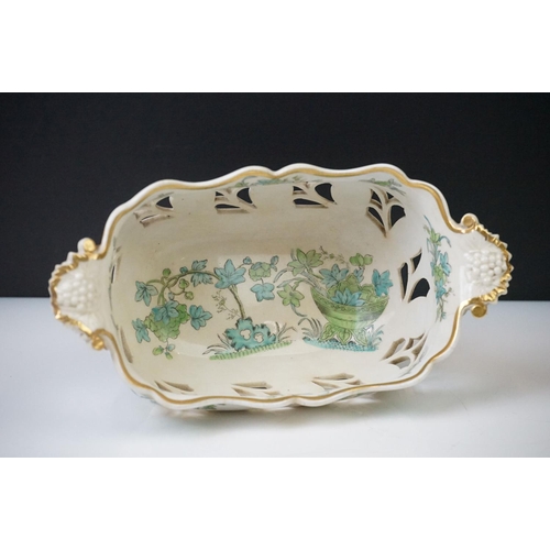 35 - 19th century dinner ware with hand-coloured foliate decoration, pattern 895, to include 2 x sauce tu... 