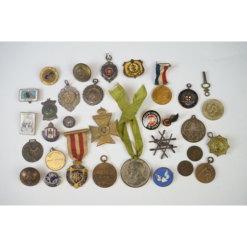 212 - A small group of mixed collectables to include coins, medals and badges, include military interest.