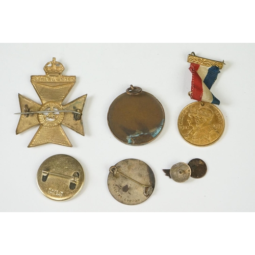 212 - A small group of mixed collectables to include coins, medals and badges, include military interest.