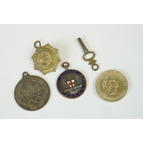 212 - A small group of mixed collectables to include coins, medals and badges, include military interest.