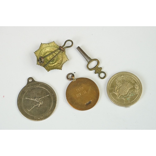 212 - A small group of mixed collectables to include coins, medals and badges, include military interest.