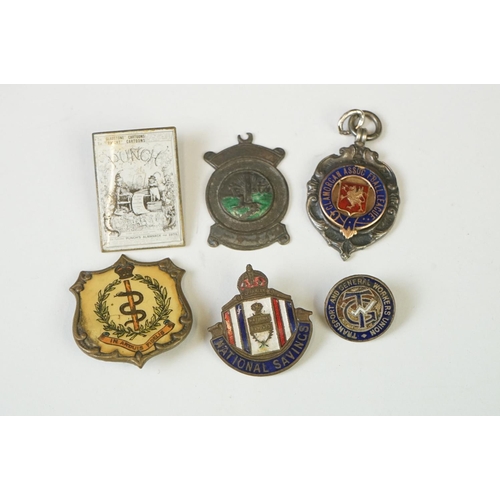 212 - A small group of mixed collectables to include coins, medals and badges, include military interest.