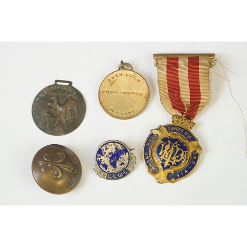 212 - A small group of mixed collectables to include coins, medals and badges, include military interest.