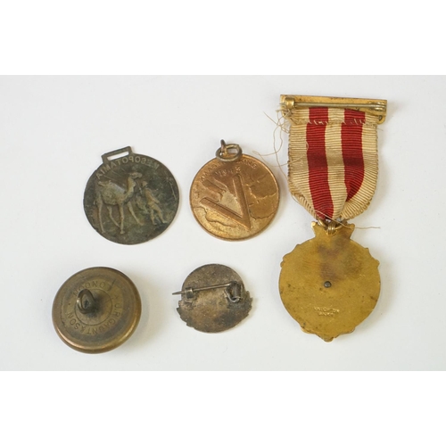 212 - A small group of mixed collectables to include coins, medals and badges, include military interest.