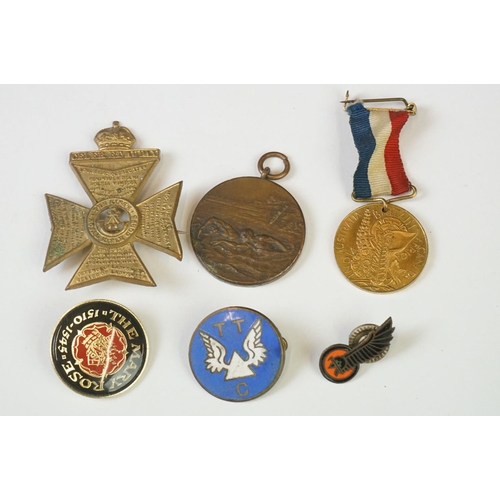 212 - A small group of mixed collectables to include coins, medals and badges, include military interest.