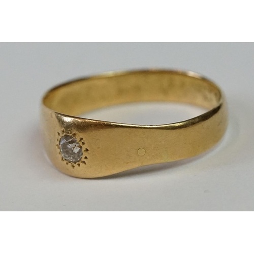 224 - 18ct Yellow Gold Single Stone Gypsy style Diamond Ring