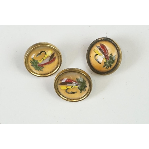 214 - A small collection of antique buttons to include portrait examples.