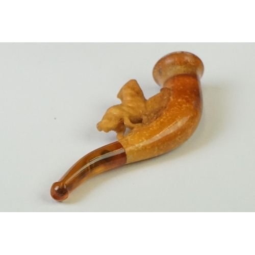 279 - An antique meerschaum pipe with carved dog within original fitted case.