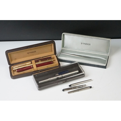 283 - A collection of vintage pens to include Parker Slimfold and Parker 61 examples.