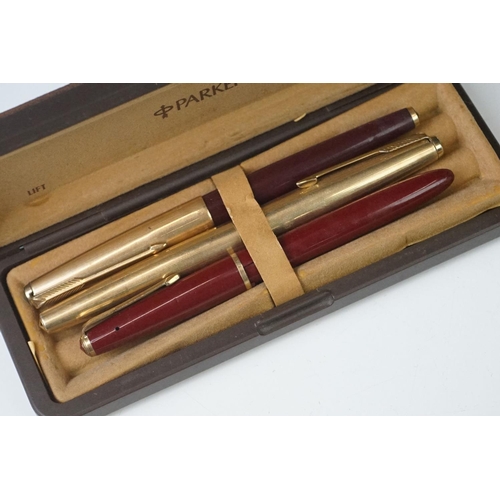 283 - A collection of vintage pens to include Parker Slimfold and Parker 61 examples.