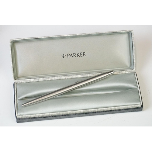 283 - A collection of vintage pens to include Parker Slimfold and Parker 61 examples.