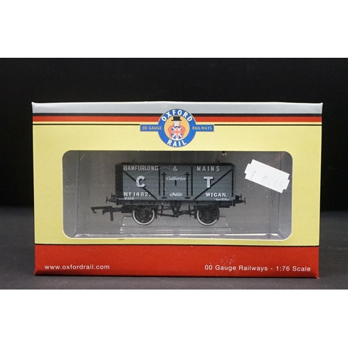 26 - Group of OO gauge model railway to include Hornby Railroad R2941 LBSC 0-4-0 No 629 locomotive, 3 x b... 