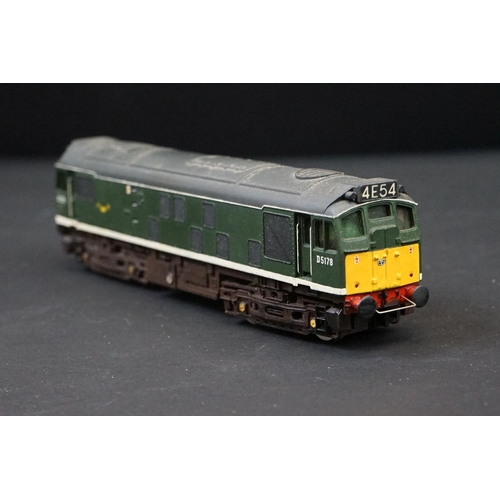 44 - 17 OO gauge Diesel locomotives and railcars to include Lim and Hornby examples featuring Lima Meld, ... 