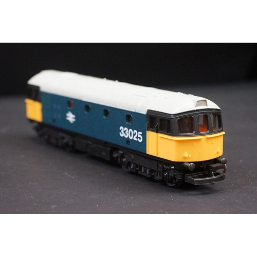 44 - 17 OO gauge Diesel locomotives and railcars to include Lim and Hornby examples featuring Lima Meld, ... 