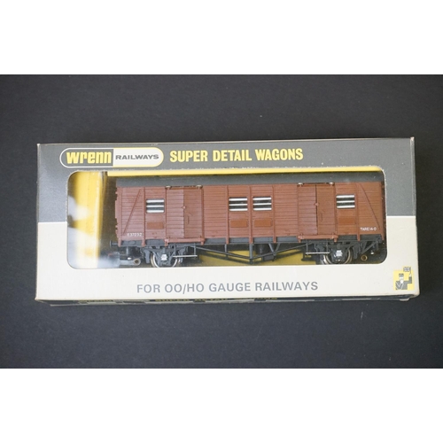 49 - 26 Boxed OO gauge items of rolling stock to include 14 x Airfix, 6 x Hornby, 3 x Wrenn Super Detail,... 