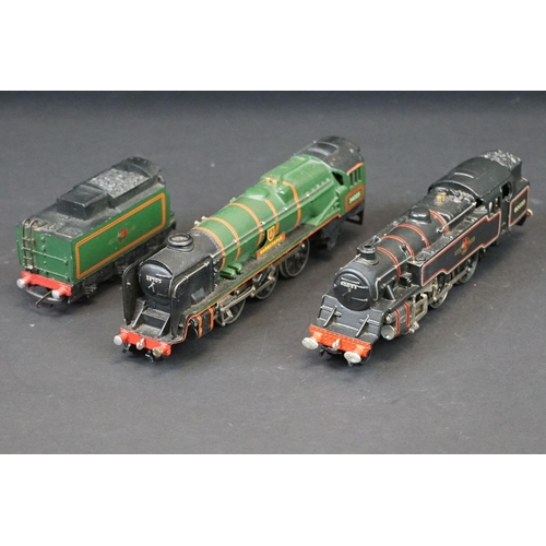 66 - Two OO gauge locomotives to include Hornby Dublo 4-6-2 Barnstable and Wrenn 2-6-4 BR 80033