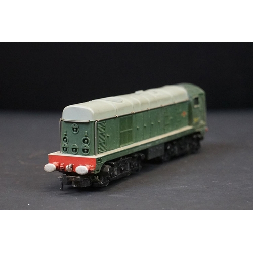 70 - Group of OO & Hornby Dublo model railway to include boxed Hornby Dublo 2218 2-6-4 Tank Locomotive, b... 