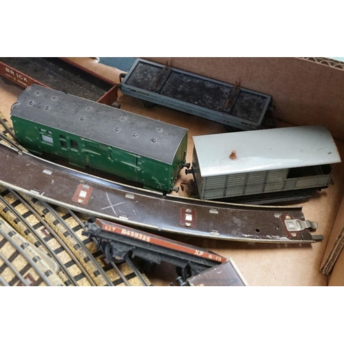 109 - Collection of Hornby Dublo model railway to include rolling stock, trackside accessories, locomotive... 