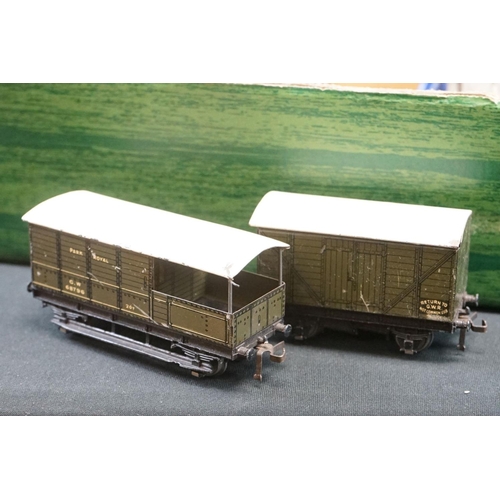 109 - Collection of Hornby Dublo model railway to include rolling stock, trackside accessories, locomotive... 