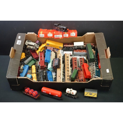 116 - Collection of OO gauge model railway to include 36 x items of rolling stock featuring mainly Triang ... 