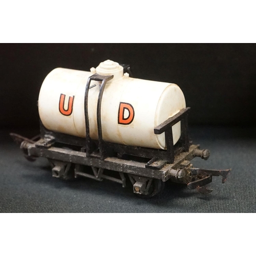 116 - Collection of OO gauge model railway to include 36 x items of rolling stock featuring mainly Triang ... 