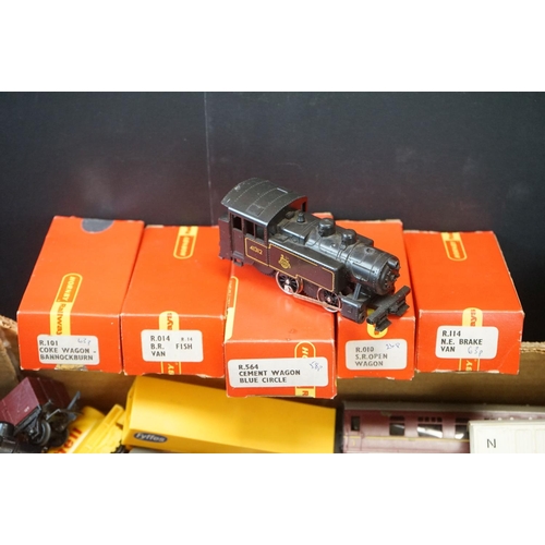 116 - Collection of OO gauge model railway to include 36 x items of rolling stock featuring mainly Triang ... 