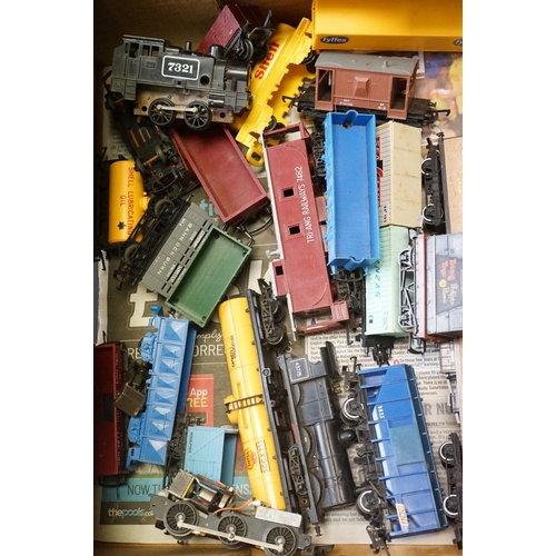 116 - Collection of OO gauge model railway to include 36 x items of rolling stock featuring mainly Triang ... 