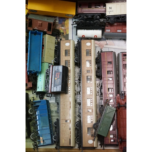 116 - Collection of OO gauge model railway to include 36 x items of rolling stock featuring mainly Triang ... 