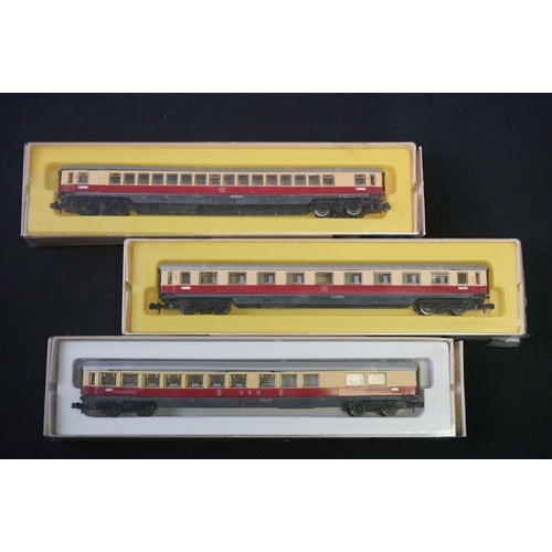 118 - Group of N gauge model railway to include boxed Rapido 0236 locomotive, 5 x boxed Rapido items of ro... 