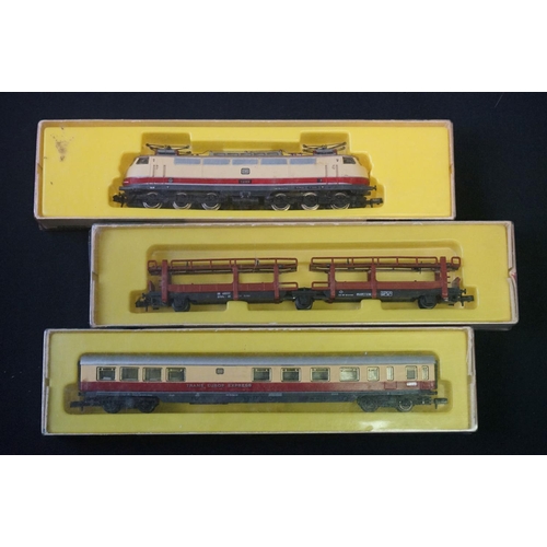 118 - Group of N gauge model railway to include boxed Rapido 0236 locomotive, 5 x boxed Rapido items of ro... 