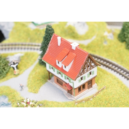 118 - Group of N gauge model railway to include boxed Rapido 0236 locomotive, 5 x boxed Rapido items of ro... 