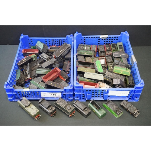 119 - Collection of around 45 OO & HO gauge tenders and approximately 20 tender bodies (2 boxes)