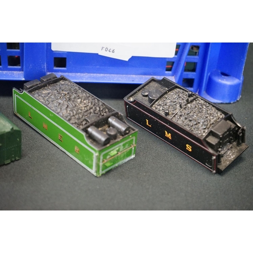 119 - Collection of around 45 OO & HO gauge tenders and approximately 20 tender bodies (2 boxes)