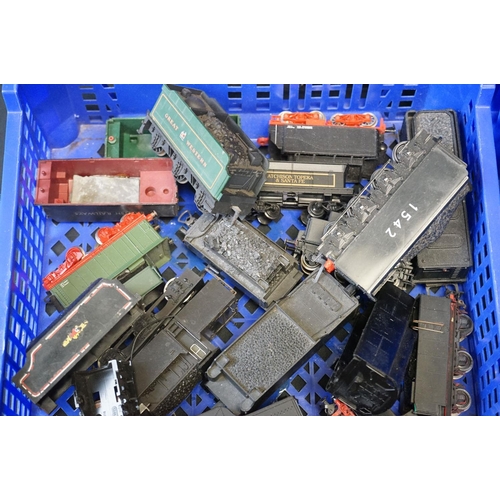 119 - Collection of around 45 OO & HO gauge tenders and approximately 20 tender bodies (2 boxes)