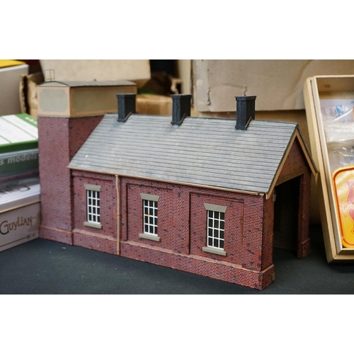 101 - Large quantity of O gauge kit built & building items and accessories to include trackside sheds (hig... 