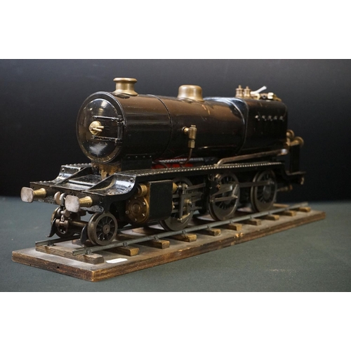 135A - Metal/brass O gauge 2-6-0 steam locomotive painted in black livery, contained ithin wooden box with ... 