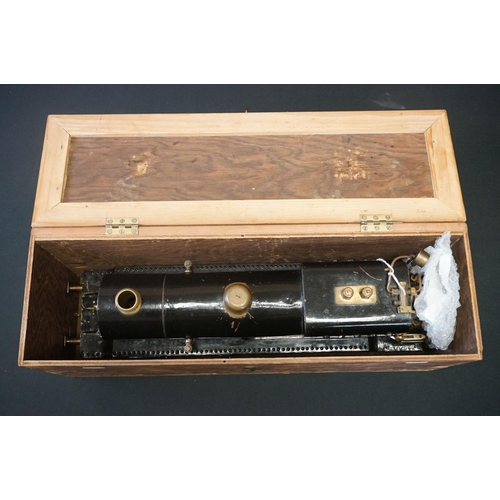 135A - Metal/brass O gauge 2-6-0 steam locomotive painted in black livery, contained ithin wooden box with ... 