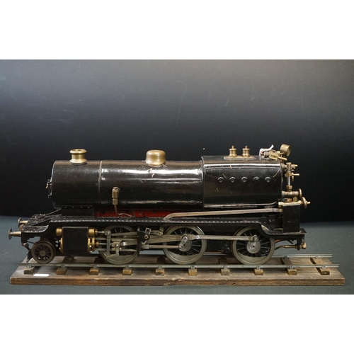 135A - Metal/brass O gauge 2-6-0 steam locomotive painted in black livery, contained ithin wooden box with ... 