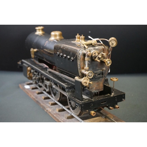 135A - Metal/brass O gauge 2-6-0 steam locomotive painted in black livery, contained ithin wooden box with ... 