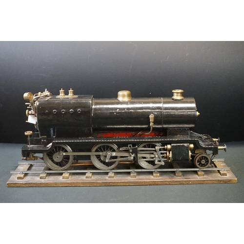 135A - Metal/brass O gauge 2-6-0 steam locomotive painted in black livery, contained ithin wooden box with ... 