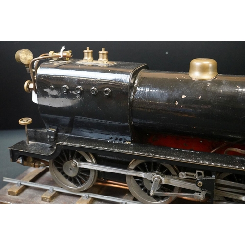 135A - Metal/brass O gauge 2-6-0 steam locomotive painted in black livery, contained ithin wooden box with ... 