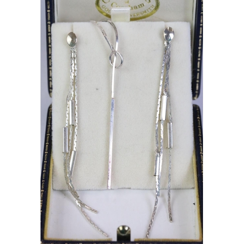 226 - A fancy silver chain and earring set