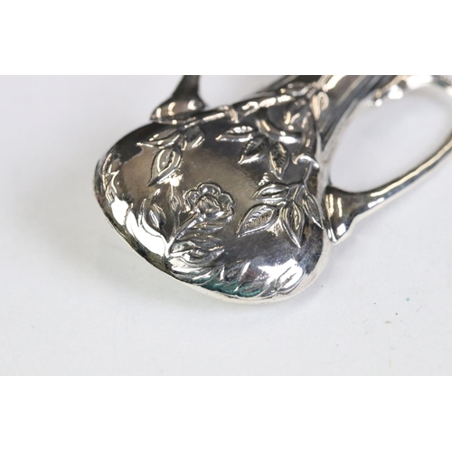 263 - Silver posy brooch in the form of a twin handled vase