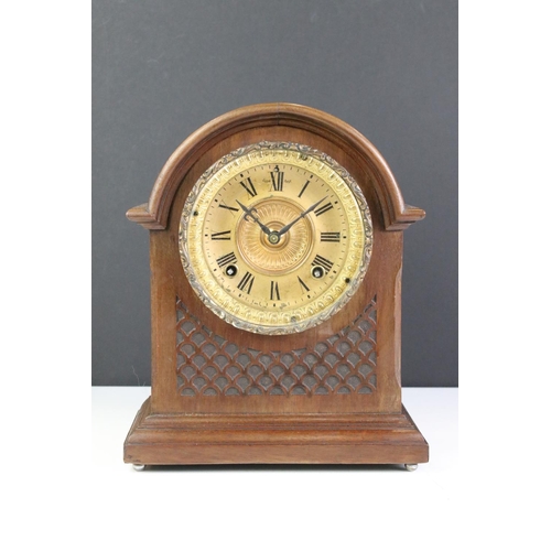 389 - An Ansonia Clock Co. U.S.A. mantle clock with chiming movement.