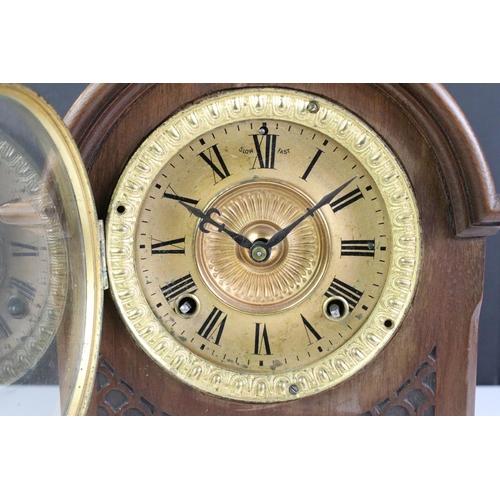 389 - An Ansonia Clock Co. U.S.A. mantle clock with chiming movement.