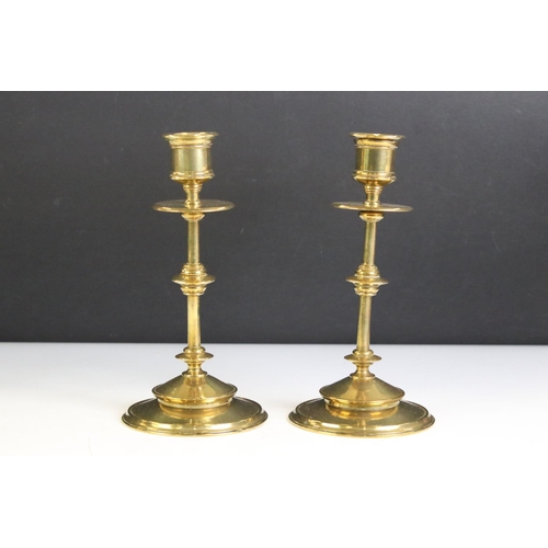 405 - A small group of mixed brass ware to include a pair of candle sticks, a large candlestick in the for... 