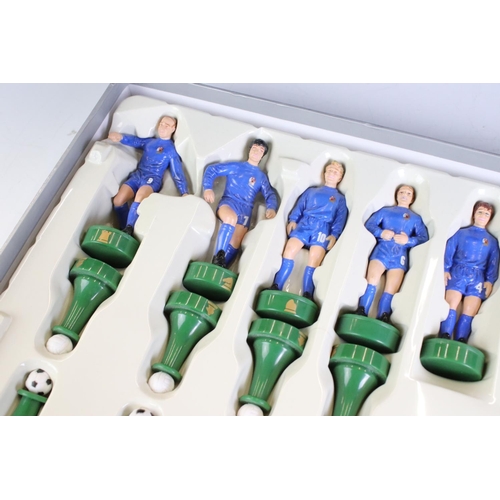 416 - A group of collectables to include a Manchester United Chess set, Thunderbirds Chess set and a quant... 