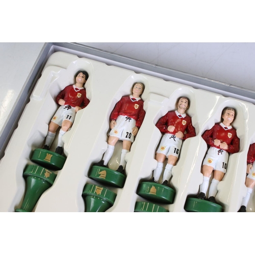 416 - A group of collectables to include a Manchester United Chess set, Thunderbirds Chess set and a quant... 